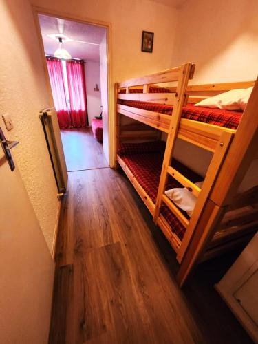 - un couloir avec 2 lits superposés dans une chambre dans l'établissement AI208 Studio 4 Pers Proche base de loisirs Carroz, aux Carroz d'Arâches