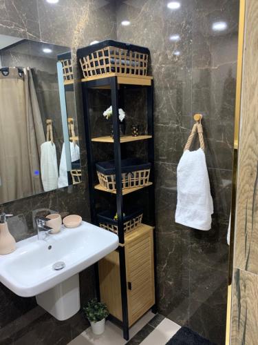 uma casa de banho com um lavatório e um espelho em Appartement - Résidence Port Yasmine Hammamet em Hammamet