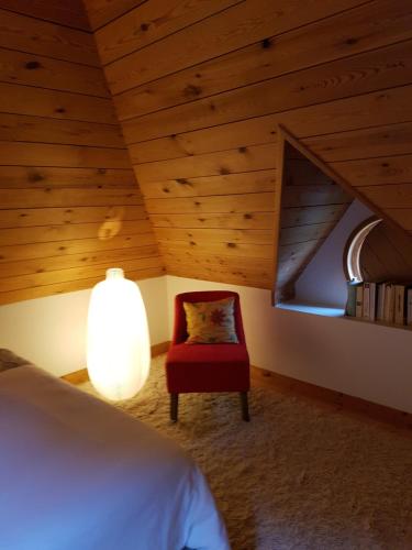 - une chambre avec un lit et une chaise rouge dans l'établissement Home Sweet Home, à Brest