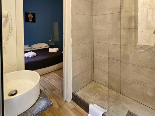 巴勒摩的住宿－Teatro Del Sole Maqueda，带淋浴、卫生间和盥洗盆的浴室