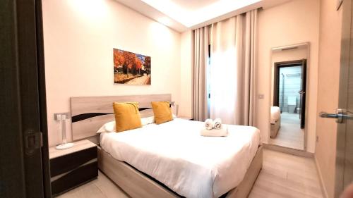 Habitación de hotel con cama y espejo en Apartamentos Vacacionales Joctis, Bajo B, en Fuengirola