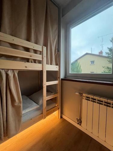 Łóżko piętrowe w pokoju z oknem w obiekcie WOW HOME w Warszawie