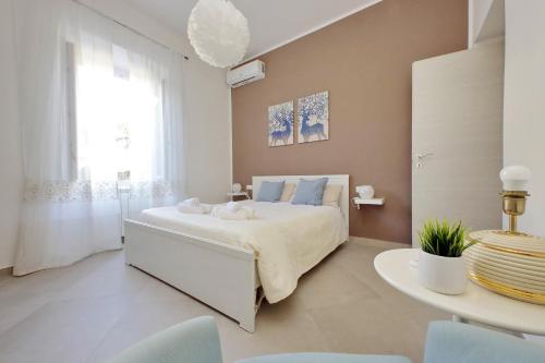 a bedroom with a bed and a table with chairs at Vicino Ospedale Gemelli - Ampio e Confortevole con giardino privato in Rome