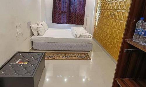 Cette petite chambre comprend un lit et une fenêtre. dans l'établissement FabHotel Buddha Saalt, à Bodh Gaya