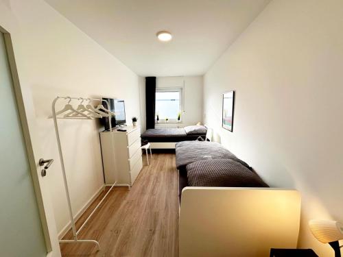 ein Wohnzimmer mit 2 Sofas und einem TV in der Unterkunft Nice Apartment in Einbeck - Vogelbeck in Einbeck