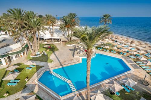 una vista aérea de la piscina del complejo y del océano en Monarque Club Rivage - VV, en Monastir