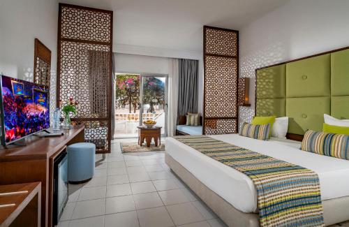 une chambre d'hôtel avec un lit et une télévision dans l'établissement Monarque Club Rivage - VV, à Monastir