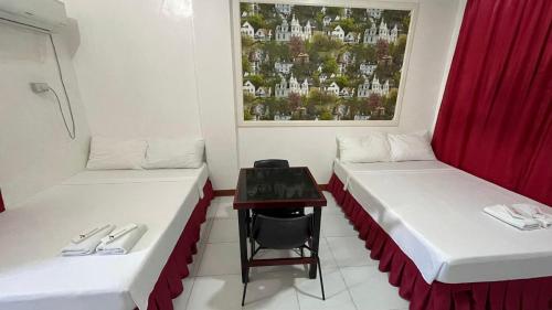 Katil atau katil-katil dalam bilik di DESTINY'S PLACE HOTEL - STAY COOL THIS SUMMER! COLD ROOMS!! CHEAPEST RATE! NEAR ROBINSONs XENTRO MALL!!