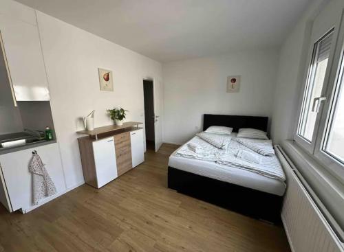 Habitación blanca con cama y ventana en City Apartments Wien, en Viena