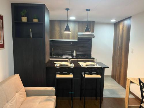 eine Küche mit einer schwarzen Insel in einem Zimmer in der Unterkunft Apartamento Nuevo en San Miguel - La Paz in La Paz
