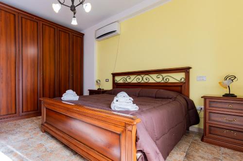 Кровать или кровати в номере Charming Ortona Apartment - Private Parking!