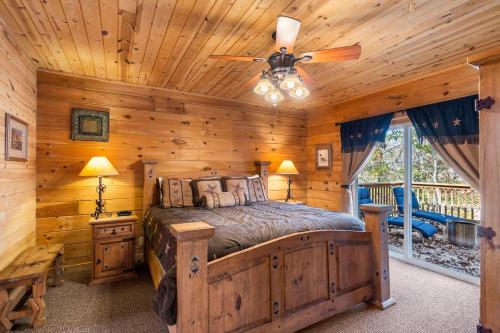 a bedroom with a bed in a log cabin at Lone Star w/ gametable in Ridgedale