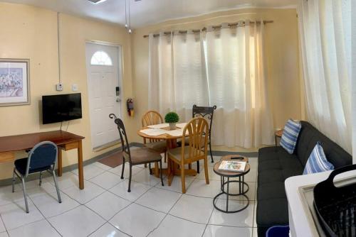 Μια τηλεόραση ή/και κέντρο ψυχαγωγίας στο SUITE 1, BLUE PAVILION - Steps to BEACH