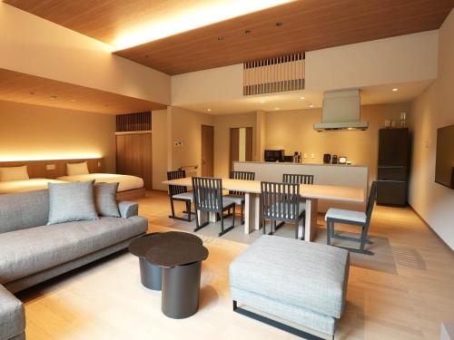 sala de estar con sofá y mesa en Rakuten Stay Villa 日光 en Nikko