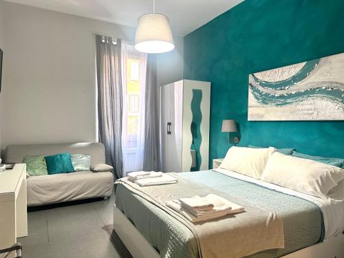 1 dormitorio con 1 cama con pared azul en Bed and Breakfast Le Due Civette, en Roma