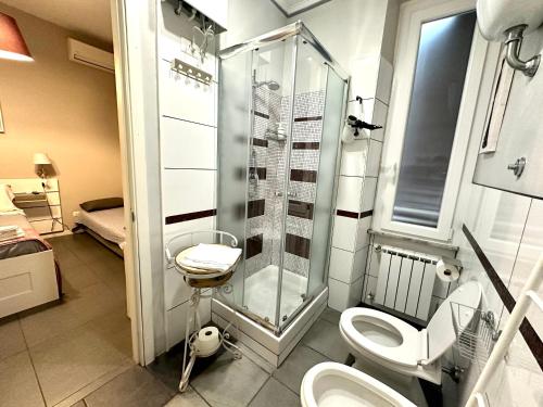 ローマにあるベッド　アンド　ブレックファースト　ル　デュ　シヴェットのバスルーム(シャワー、トイレ付)
