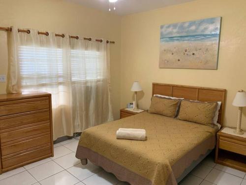 Krevet ili kreveti u jedinici u okviru objekta SUITE 2A, Blue Pavilion - Private Bedroom in Shared Suite - Beach, Airport Taxi, Concierge, Island Retro Chic