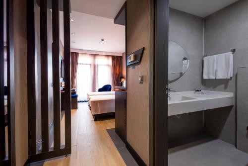 Letto o letti in una camera di WestDoor Hotel