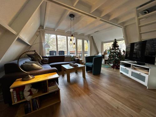 - un salon avec un canapé et un arbre de Noël dans l'établissement Chalet Durbuy 123, à Durbuy