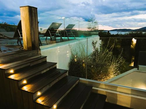 une maison avec une piscine éclairée la nuit dans l'établissement Villa Arazu, 10 personnes, piscine chauffée, vue mer, 15 minutes à pieds plage, à Cirendinu