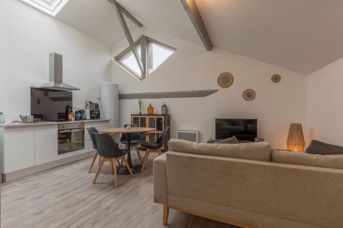 ATYPIQUE - 2 chambres avec salles de bains, cuisine équipée, parking gratuit