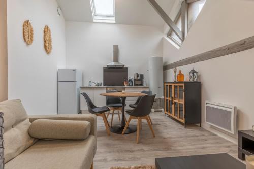 un salon avec un canapé et une table dans l'établissement ATYPIQUE - 2 chambres avec salles de bains, cuisine équipée, parking gratuit, à Castelsarrasin