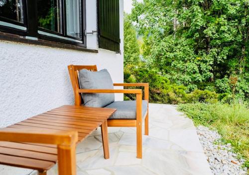 einem Holzstuhl neben einem Holztisch in der Unterkunft Ferienhaus sHäuserl in Landl