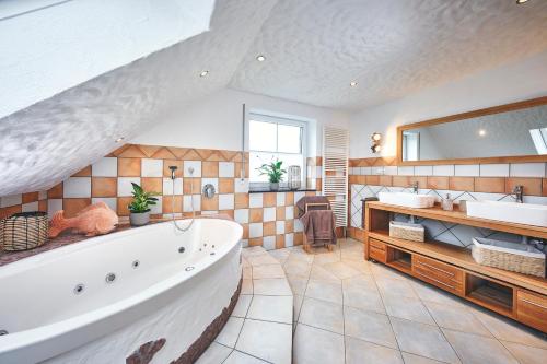 baño grande con bañera grande y 2 lavabos en Ferienhaus Walmes, en Medebach