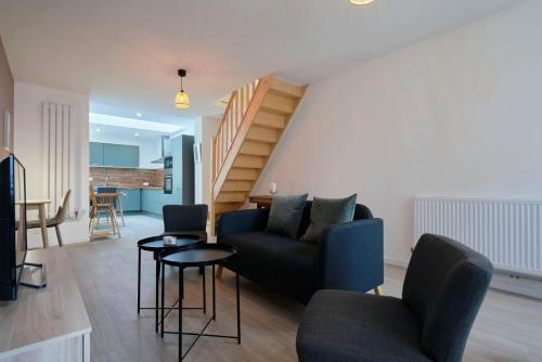 ein Wohnzimmer mit einem Sofa und einem Tisch in der Unterkunft House in Lille near Euratech private terrace. in Lille