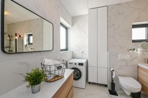 ノヴァリャにあるVilla Lunika with Private poolのバスルーム(洗面台、鏡付)