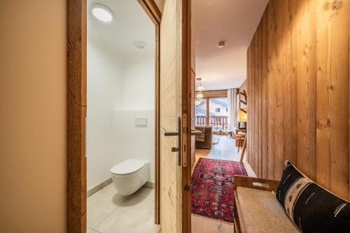 un couloir avec une porte menant à un salon dans l'établissement Apartment Centaurea Megève - BY EMERALD STAY, à Megève