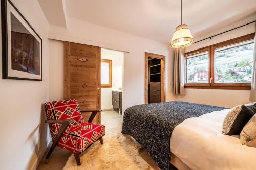 sypialnia z łóżkiem i krzesłem w obiekcie Apartment Centaurea Megève - BY EMERALD STAY w mieście Megève
