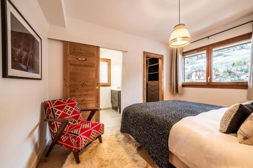 une chambre avec un lit et une chaise dans l'établissement Apartment Centaurea Megève - BY EMERALD STAY, à Megève
