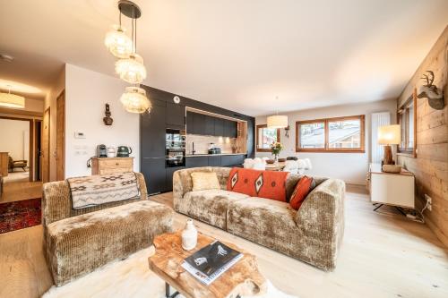 un salon avec deux canapés et une table dans l'établissement Apartment Centaurea Megève - BY EMERALD STAY, à Megève