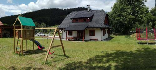 Kawasan permainan kanak-kanak di Valachy chalupa Velké Karlovice