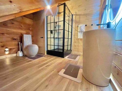 uma casa de banho com uma banheira e um lavatório num quarto em Modern lake side nest• HOTUB Fenced YARD king beds em Sevierville
