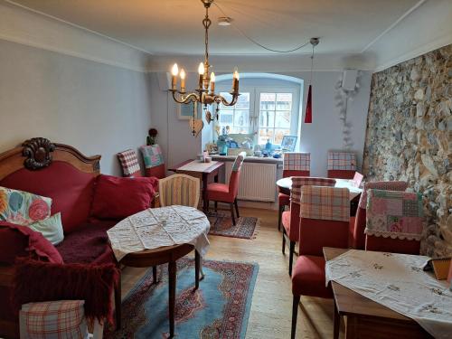 a living room with a couch and a table and chairs at s'Himmelreich in Leutkirch im Allgäu