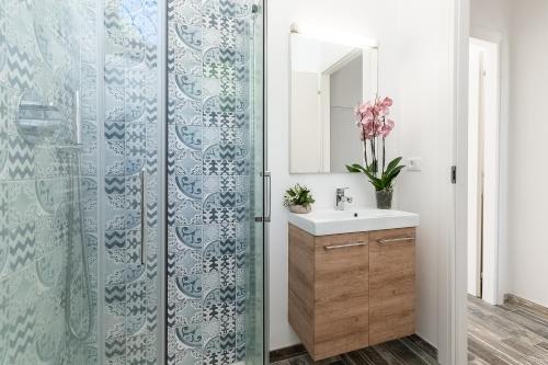 a bathroom with a shower and a sink at Cavi Sea View Apartment in Lavagna