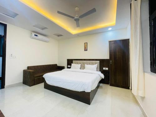 a bedroom with a large bed and a ceiling at Divine Ganga by MJ Hospitality in Haridwār