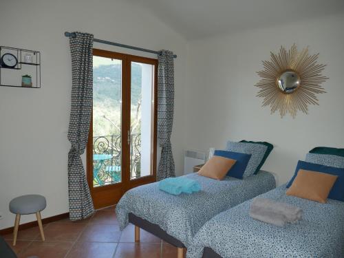 - un salon avec deux lits et une fenêtre dans l'établissement Villa 4* Piscine chauffée, à Sotta