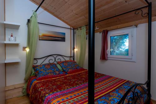 a bedroom with a bed and a window at Les chats perchés 400m plage D in Labenne