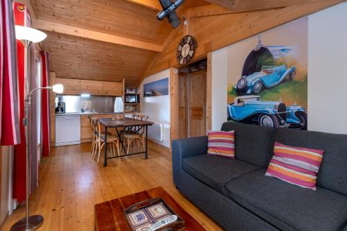 un salon avec un canapé et une table dans l'établissement Les chats perchés 400m plage D, à Labenne