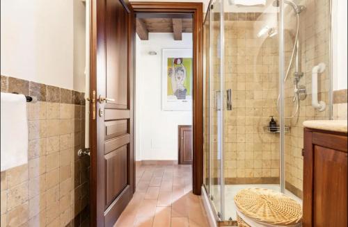 La salle de bains est pourvue d'une douche et d'une porte en verre. dans l'établissement Vuotopieno Casa Blue Maremma, à Orbetello