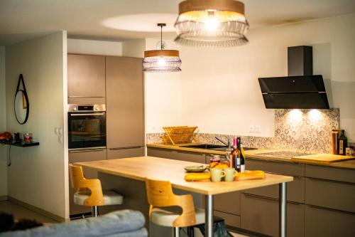 une cuisine avec une table et des chaises dans l'établissement Home in Montpellier, à Montpellier