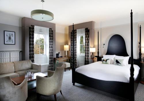 une chambre d'hôtel avec un lit et un canapé dans l'établissement Queens Hotel Cheltenham, à Cheltenham