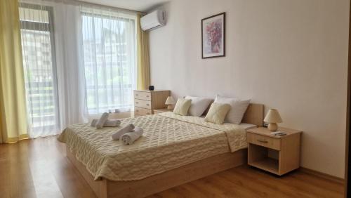 un dormitorio con una cama con dos animales de peluche en Apartment Victoria, en Bansko