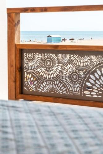 - un lit avec vue sur l'océan depuis une fenêtre dans l'établissement Le ciel, le soleil et la mer, à Narbonne