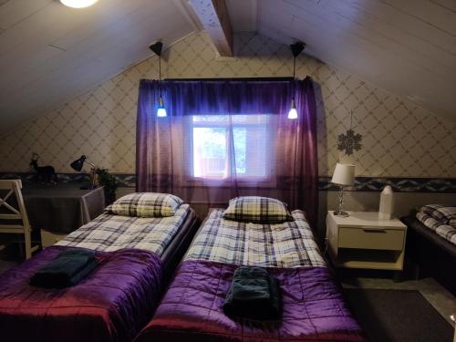 Postel nebo postele na pokoji v ubytování Reindeer Route Apartment