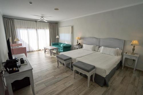 1 dormitorio con 1 cama grande y sala de estar en Hotel Alhaurín Golf Resort, en Alhaurín el Grande