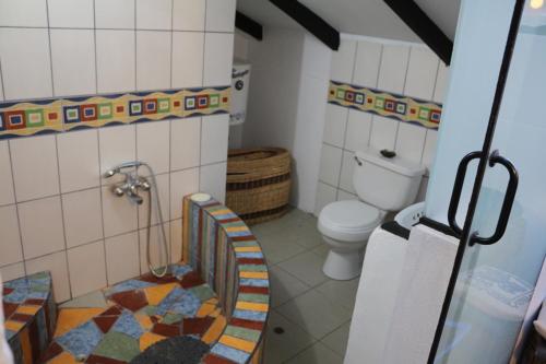 Baño pequeño con aseo y lavamanos en Departamento súper comodo, en Cusco